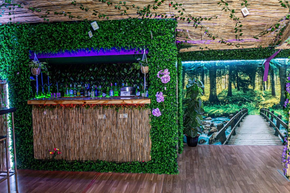La sala decorada para la fiesta tropical