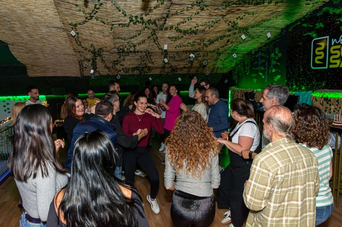 La sala llena de gente bailando