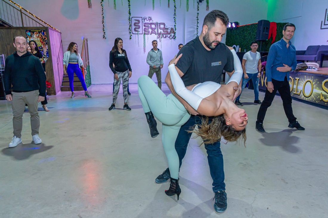 Alumnos bailando en la sala