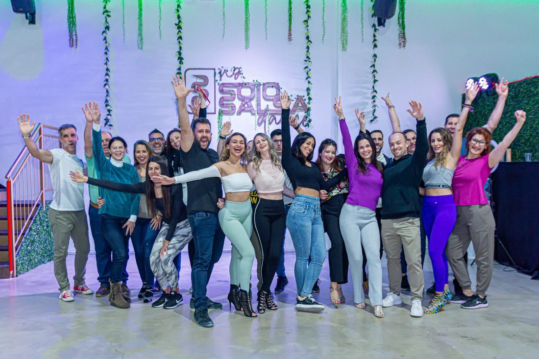 El grupo de la escuela posando al final del curso