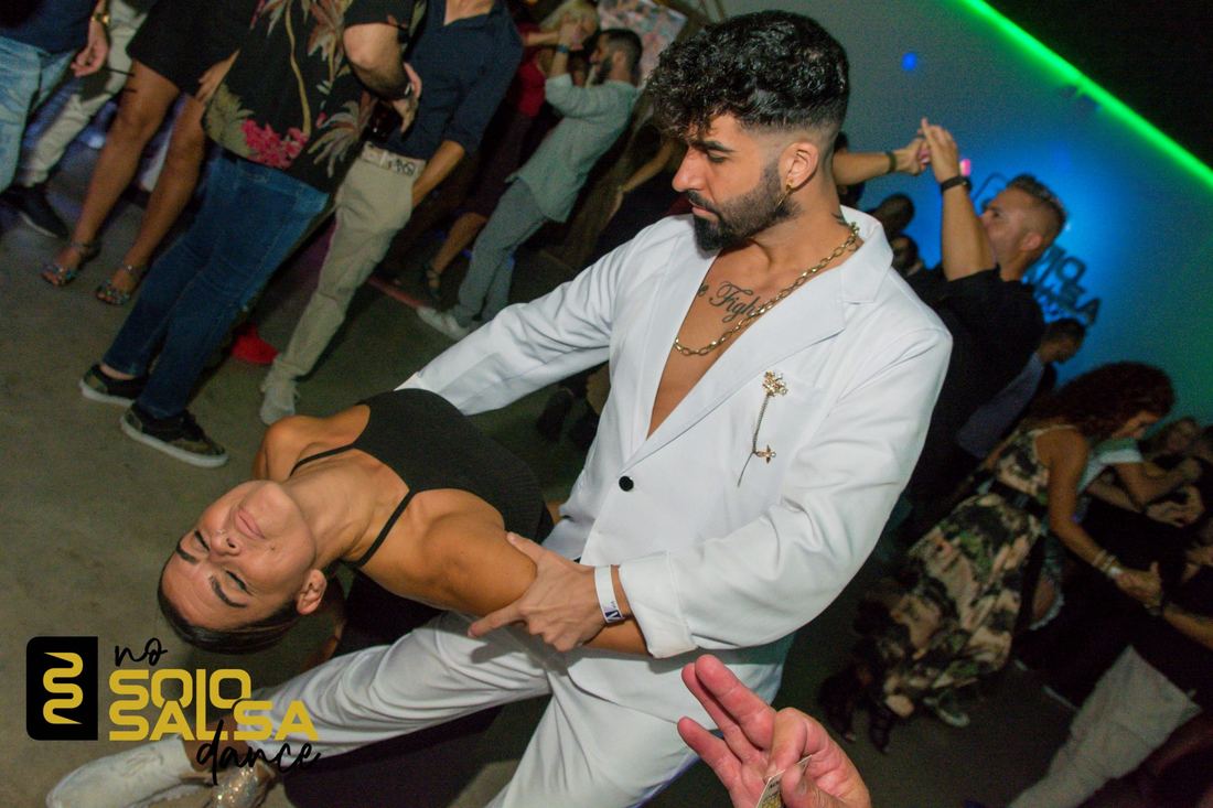 Baile en pareja durante un evento