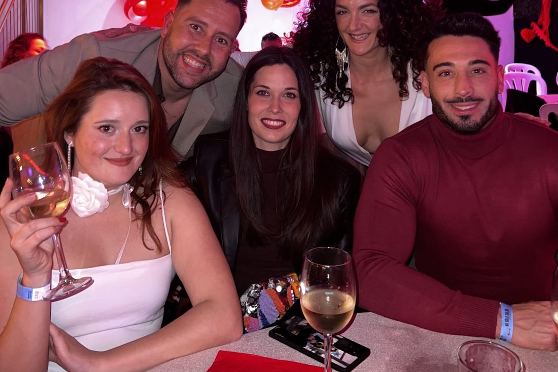 Parejas brindando en la cena de San Valentín
